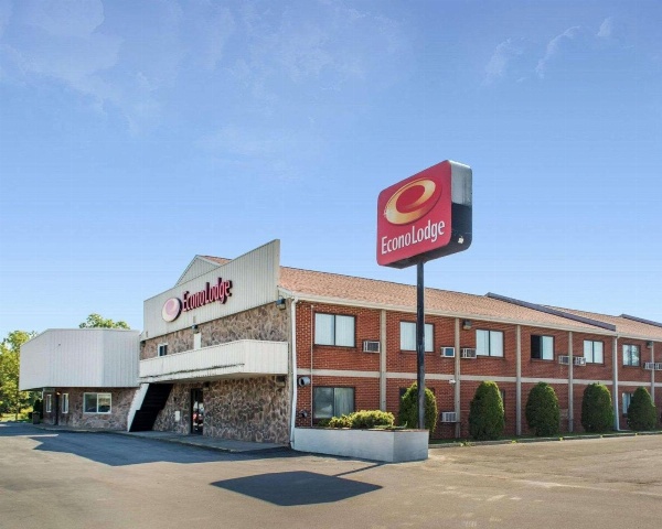 Econo Lodge Darien Lakes image 1