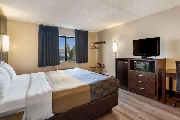 Econo Lodge Darien Lakes image 16