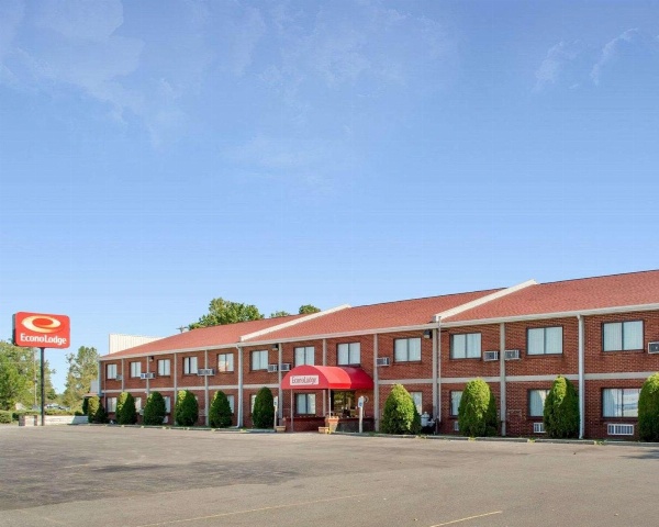 Econo Lodge Darien Lakes image 2