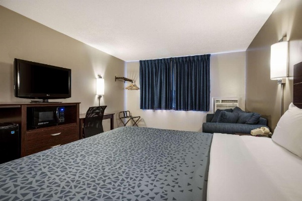 Econo Lodge Darien Lakes image 20