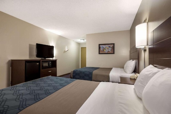 Econo Lodge Darien Lakes image 22