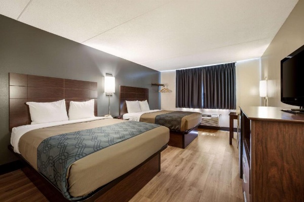 Econo Lodge Darien Lakes image 28