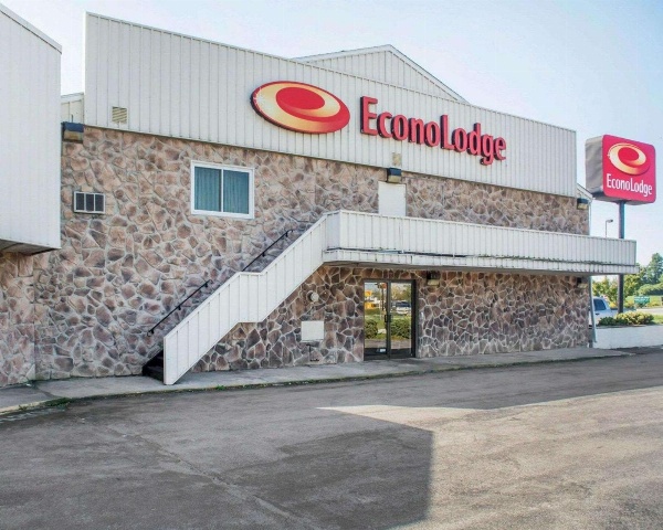 Econo Lodge Darien Lakes image 3