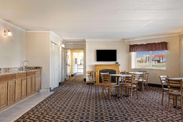 Econo Lodge Darien Lakes image 5